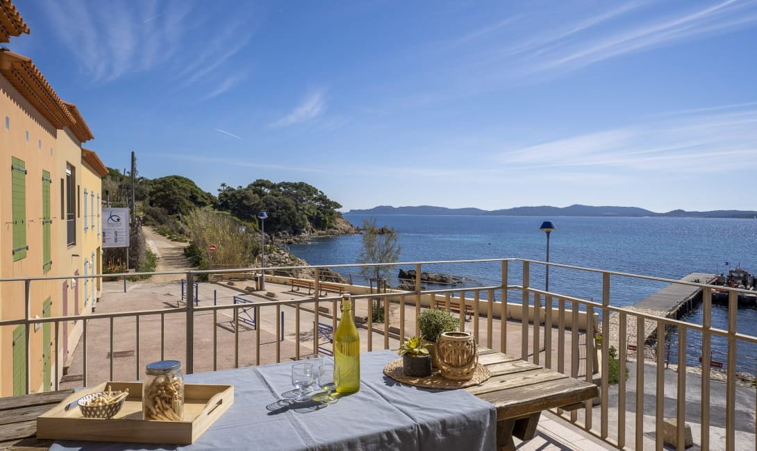 Vue mer d'une terrasse de la Résidence La Gabiniere