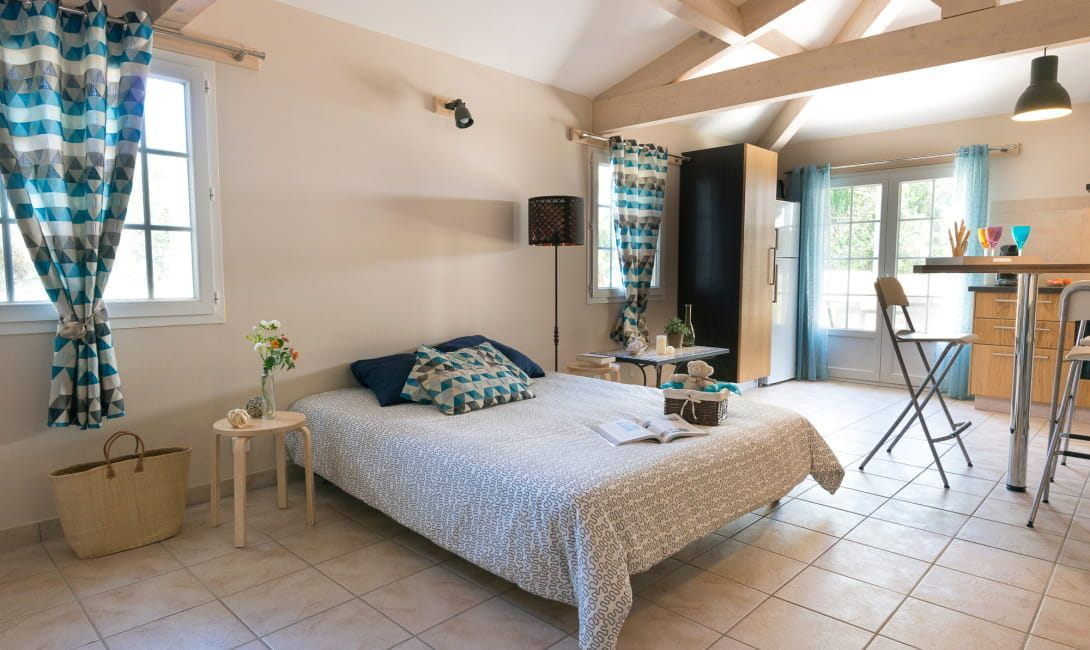La chambre de l'appartement en location - Camping Olbia