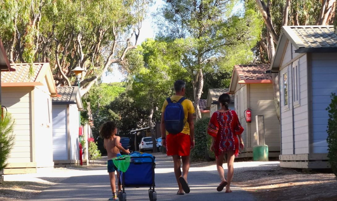 Retour de la plage d'une famille au camping de la Presqu'île de Giens