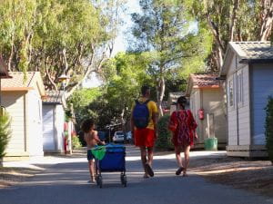 Retour de la plage d'une famille au camping de la Presqu'île de Giens