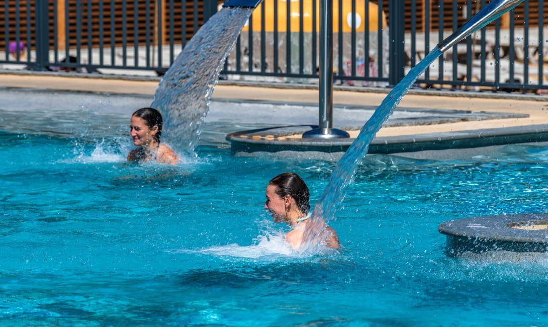 Massage dorsal à la piscine du camping Giens