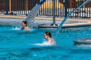 Massage dorsal à la piscine du camping Giens