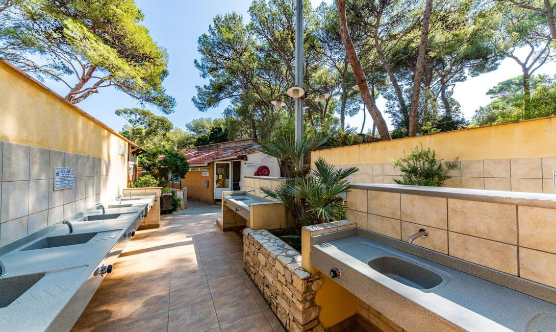 Camping Olbia espaces eviers laverie et sanitaires