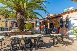 terrasse du restaurant et superette vival proche du camping à Giens