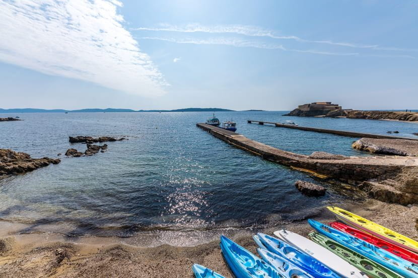 Accès à la mer en bas du Camping la Tour Fondue